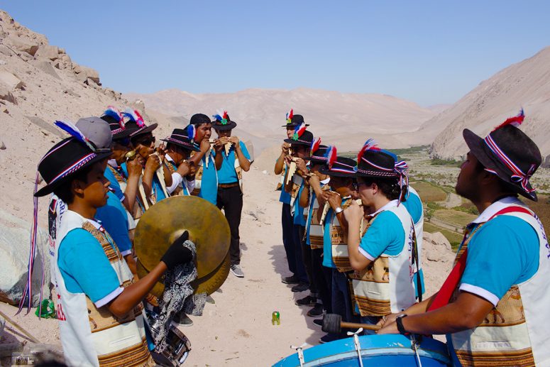 Wuayna Marka tocando en la Cruz de Mayo en el pueblo de Molino, Valle de Lluta
