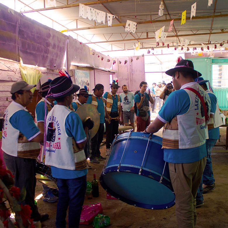 Wuayna Marka tocando en casa de la familia del homenajeado