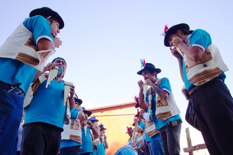 Wuayna Marka tocando en la Cruz de Mayo en el pueblo de Molino, Valle de Lluta