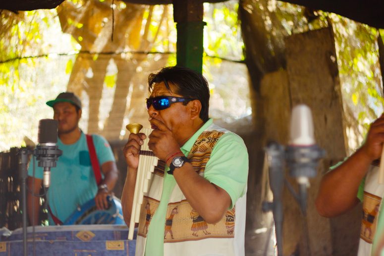Leonel García Choque tocando durante la grabación del disco