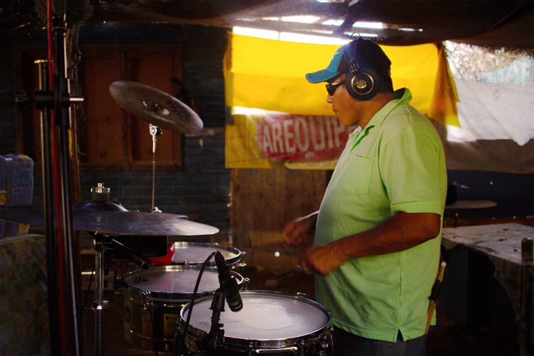 Hugo “Quiky” Tercero Garrido tocando durante la grabación del disco