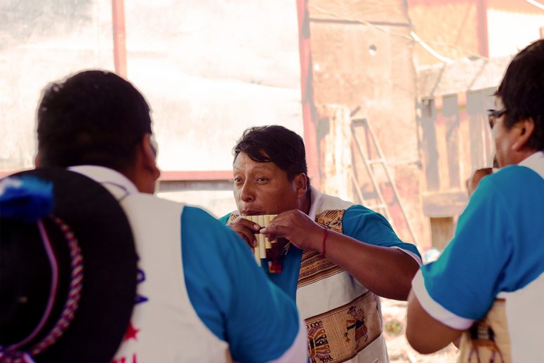 Sergio “Saguara” Flores Alderete tocando en las Cruces de Mayo de Molino, Valle de Lluta