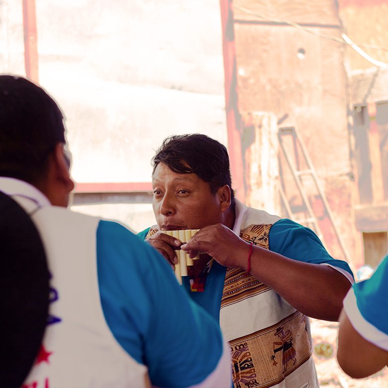 Sergio “Saguara” Flores Alderete tocando en las Cruces de Mayo de Molino, Valle de Lluta