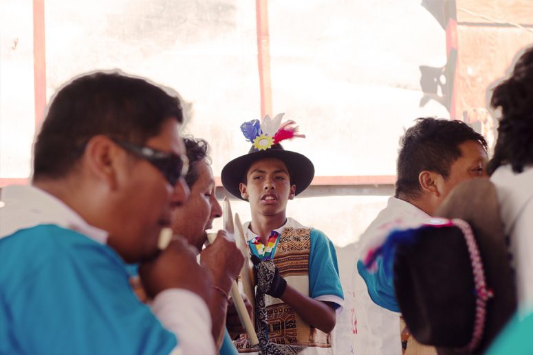 XXX (el niño ) tocando en las Cruces de Mayo, de Molino
