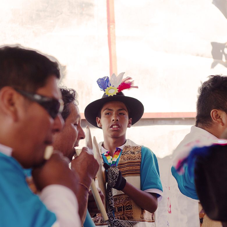 XXX (el niño ) tocando en las Cruces de Mayo, de Molino