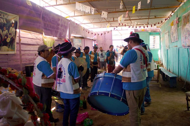 Wuayna Marka tocando en casa de la familia del homenajeado
