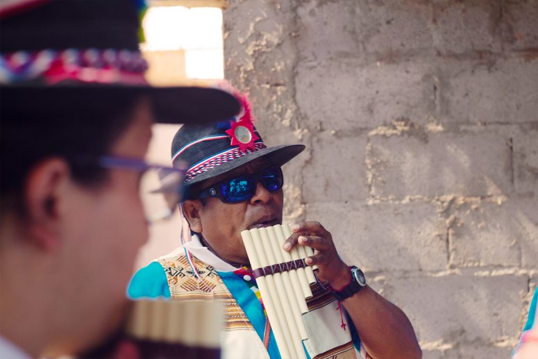 Leonel García Choque tocando durante las Cruces de Mayo de Molino