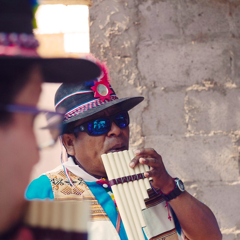 Leonel García Choque tocando durante las Cruces de Mayo de Molino