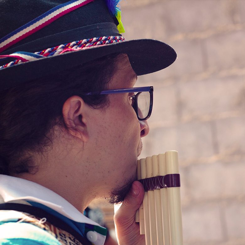 Sebastian "Frodo Ferrer" tocando en las Cruces de Mayo de Molino