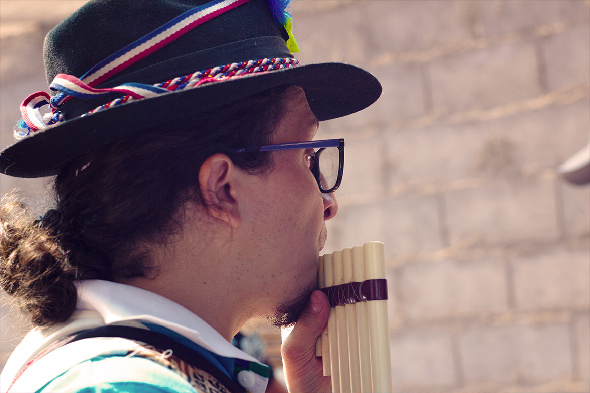 Sebastian "Frodo Ferrer" tocando en las Cruces de Mayo de Molino